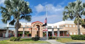 The community of Satellite Beach, Florida, was shaken on Tuesday morning when Satellite High School was placed under an emergency lockdown, sending waves of fear through families, students, and educators alike
